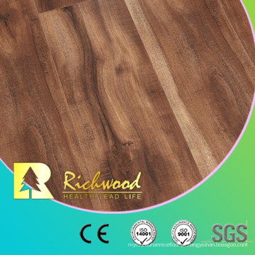 O bordo E1 gravado rasgou o revestimento de madeira laminado O parquet raspou o revestimento de madeira laminado